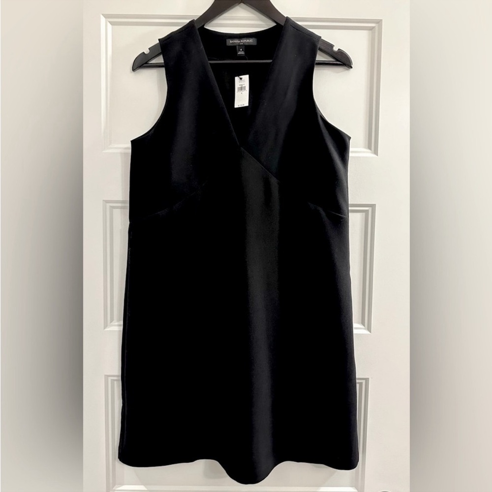 Size 4 NWT Banana Republic Classic Little Black Shift Dress